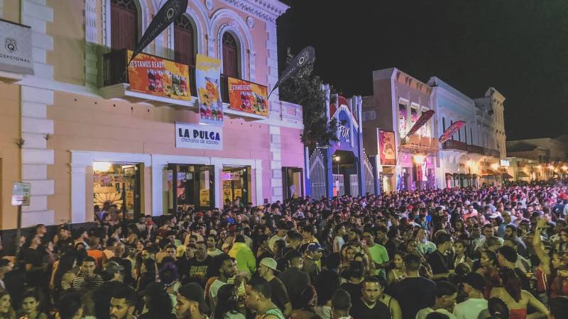 58719893_2036969499764937_6590242009900908544_o A crowd of people gathered outside a bar in San Juan