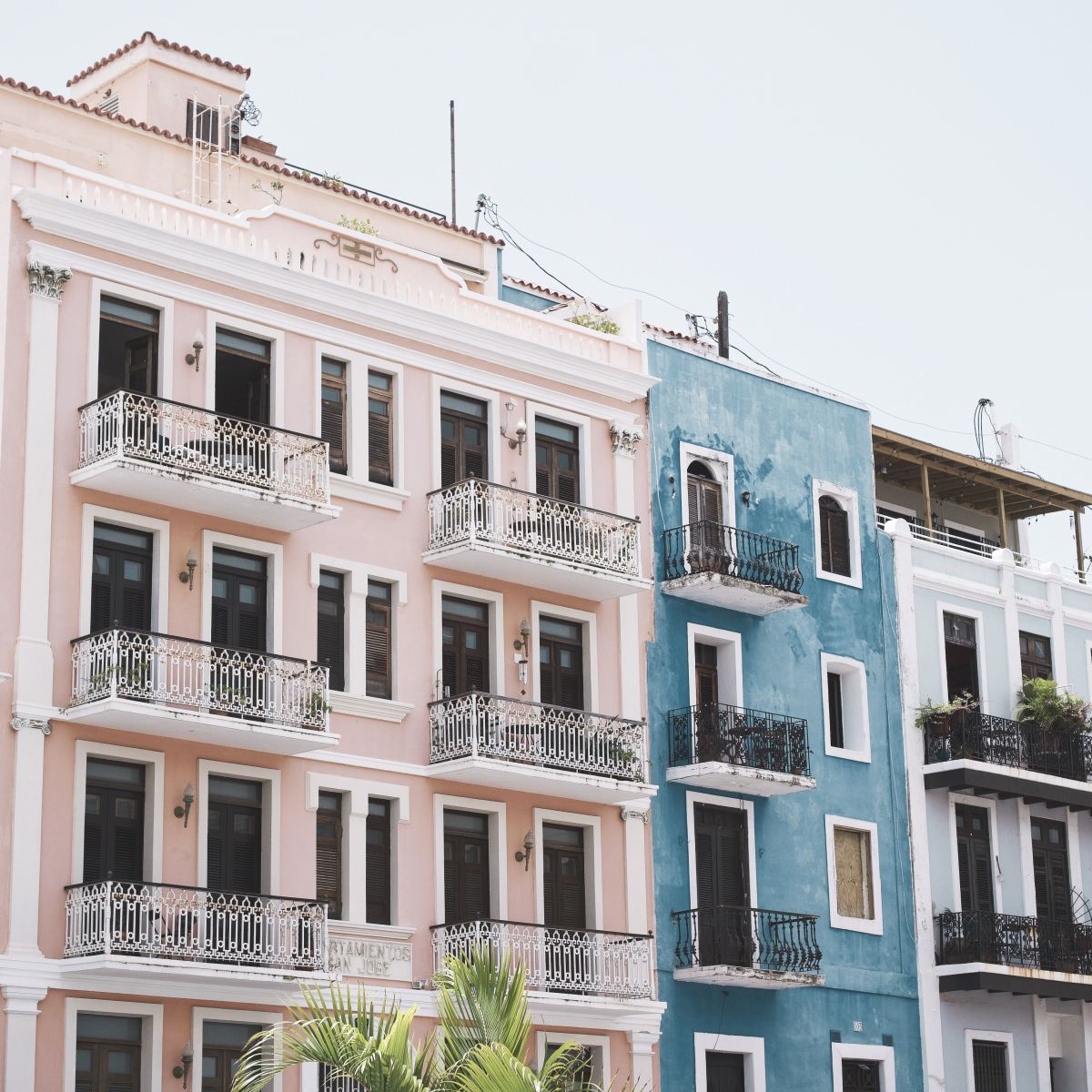 robert-v-ruggiero-XV5Osh0TOuc-unsplash A pink apartment building next to a blue apartment in San Juan